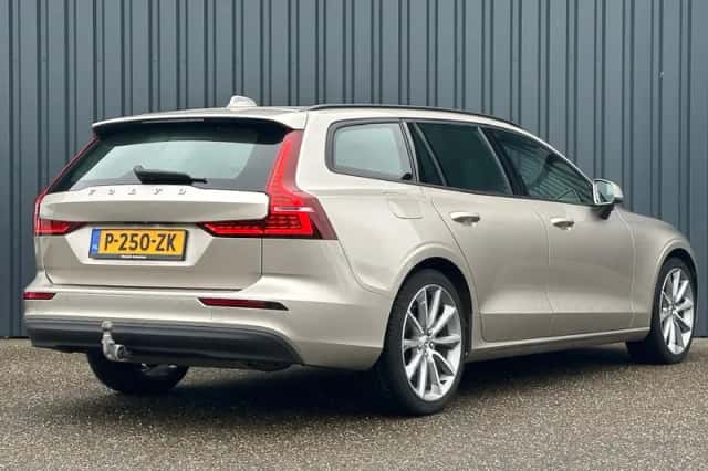 Volvo V60 (2022) thumbnail 5