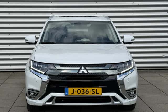 Mitsubishi Outlander (2020) thumbnail 2