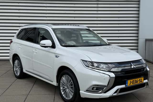 Mitsubishi Outlander (2020) thumbnail 3