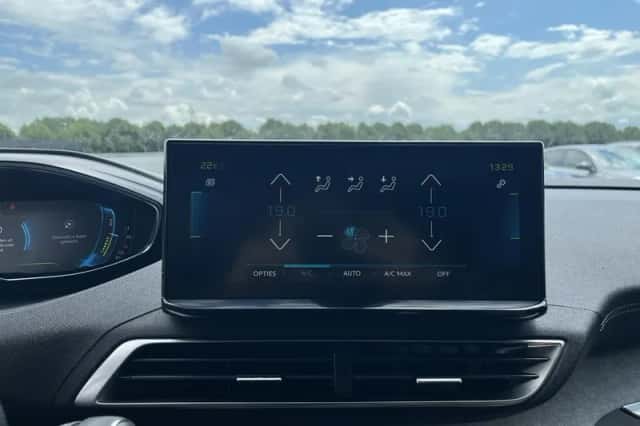 Peugeot 3008 (2022) thumbnail 17