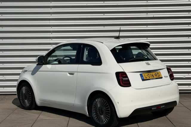 Fiat 500 (2021) thumbnail 4
