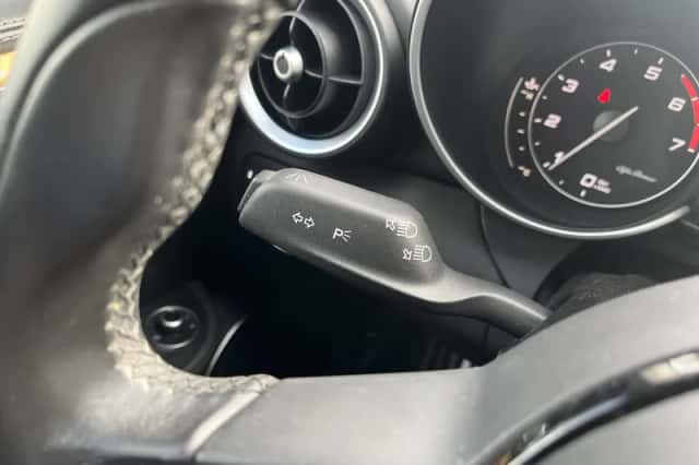 Alfa Romeo Giulia (2021) thumbnail 24