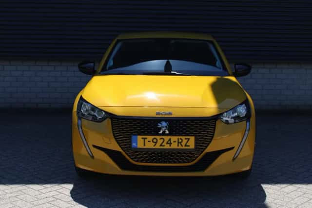 Peugeot e-208 (2023) thumbnail 4