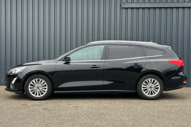 Ford Focus (2021) thumbnail 2