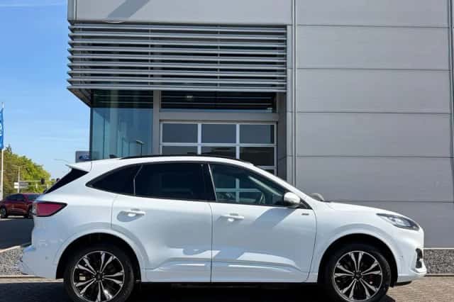 Ford Kuga (2023) thumbnail 2
