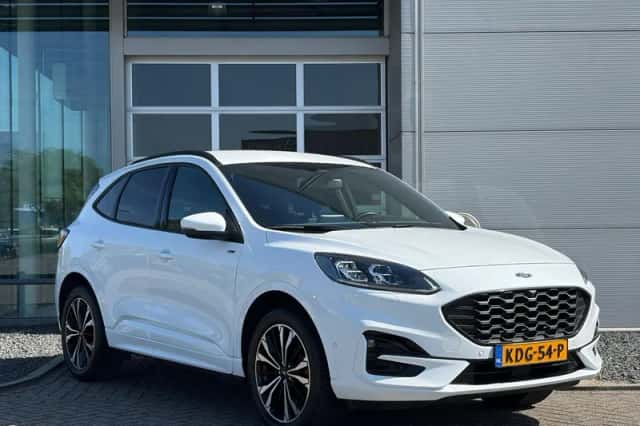 Ford Kuga (2023) thumbnail 3
