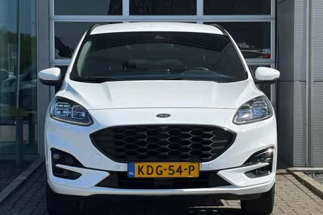 Ford Kuga (2023) thumbnail 4