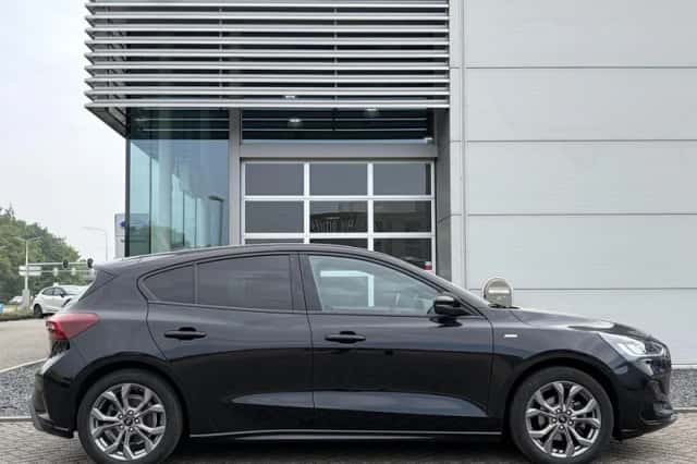 Ford Focus (2022) thumbnail 4