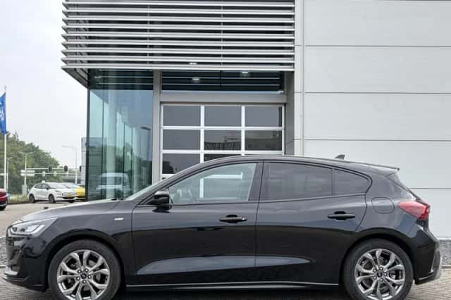 Ford Focus (2022) thumbnail 5