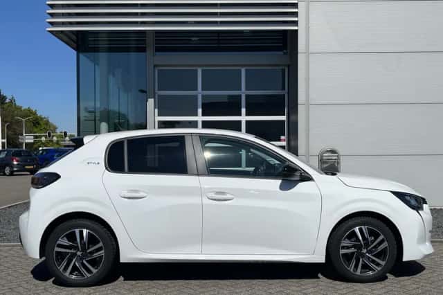 Peugeot 208 (2023) thumbnail 8