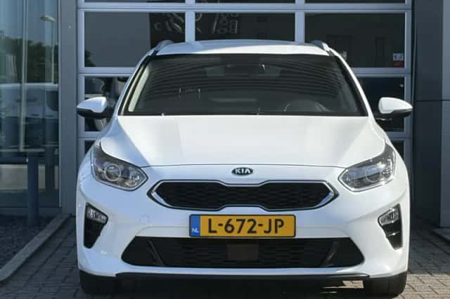 Kia Ceed Sportswagon (2021) thumbnail 2