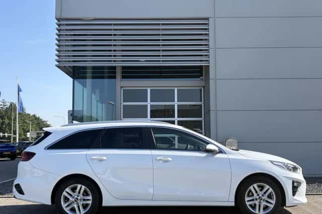 Kia Ceed Sportswagon (2021) thumbnail 4