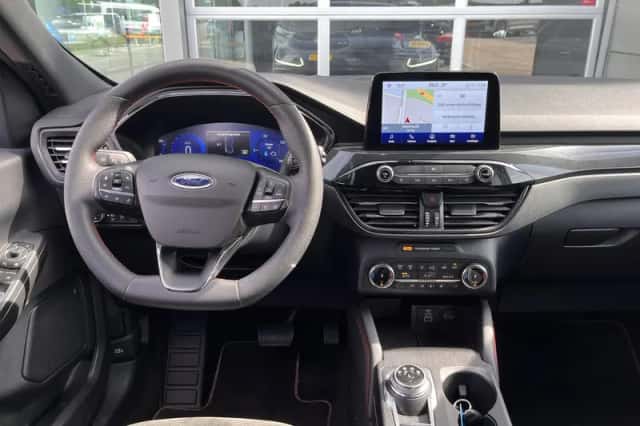 Ford Kuga (2023) thumbnail 4
