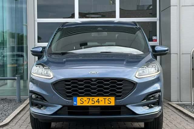 Ford Kuga (2023) thumbnail 2
