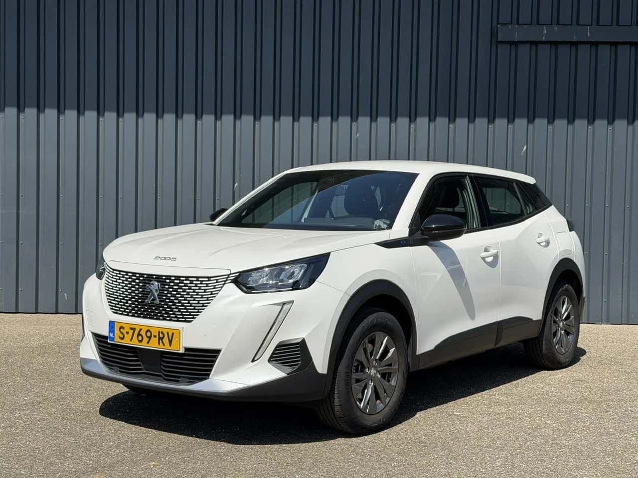 Peugeot e-2008 (2023) — foto 1