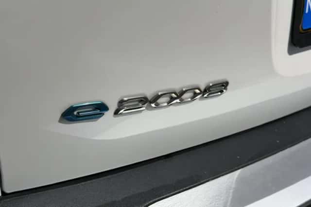 Peugeot e-2008 (2023) thumbnail 5