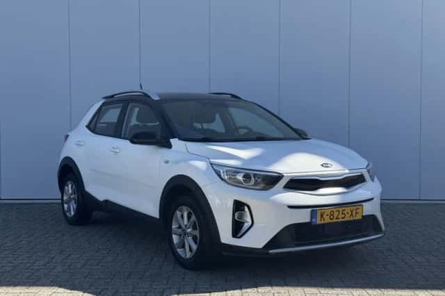Kia Stonic (2021) thumbnail 3