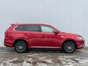 Mitsubishi Outlander (2018) thumbnail 5