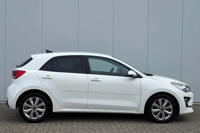 Kia Rio (2021) thumbnail 4
