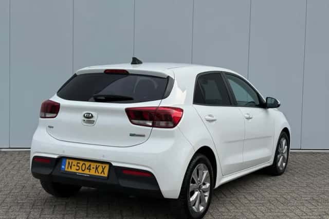 Kia Rio (2021) thumbnail 5