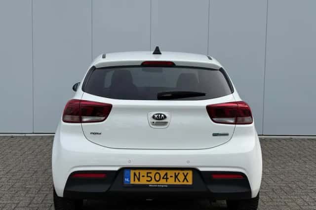 Kia Rio (2021) thumbnail 6