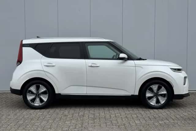 Kia Soul EV (2021) thumbnail 5
