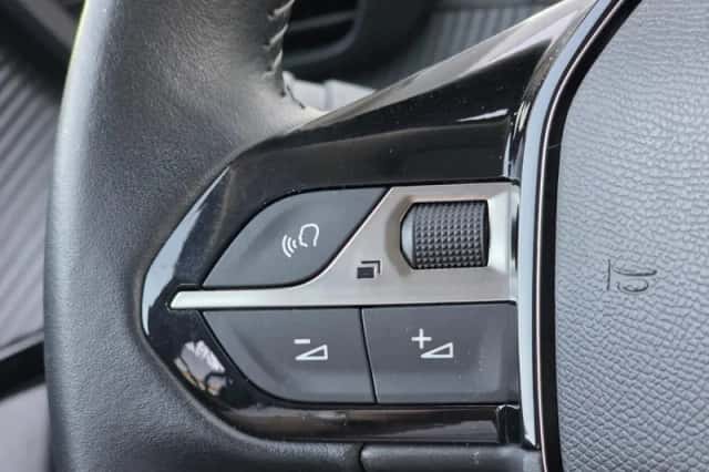 Peugeot 2008 (2021) thumbnail 16