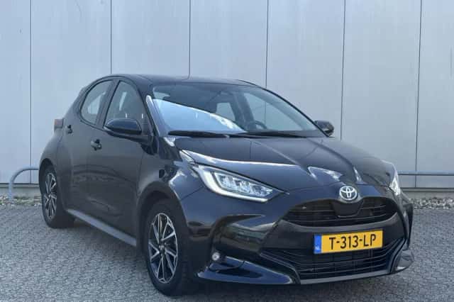 Toyota Yaris (2023) thumbnail 3