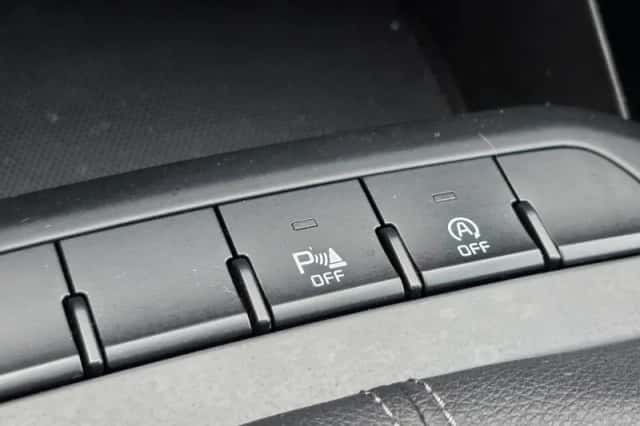 Kia Stonic (2019) thumbnail 23
