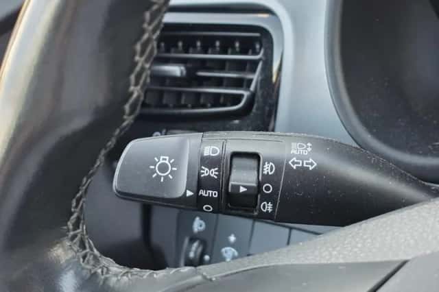 Kia Stonic (2019) thumbnail 15