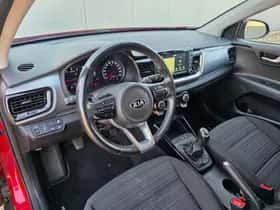 Kia Stonic (2019) thumbnail 8