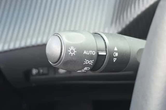 Peugeot e-208 (2022) thumbnail 15