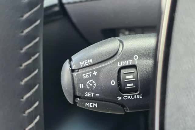 Peugeot e-208 (2022) thumbnail 16