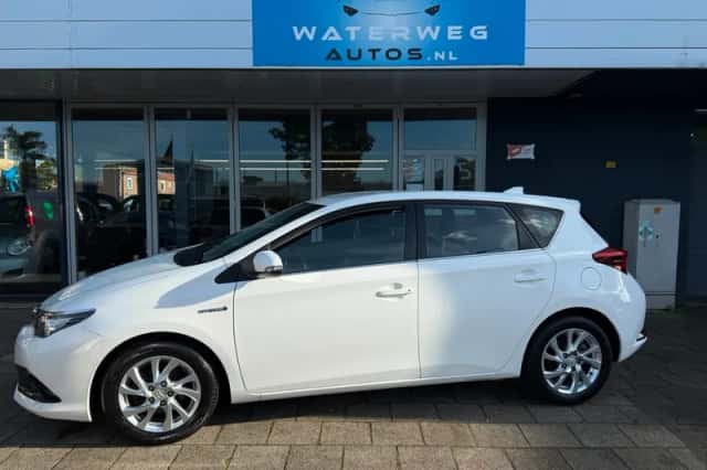 Toyota Auris (2015) thumbnail 1