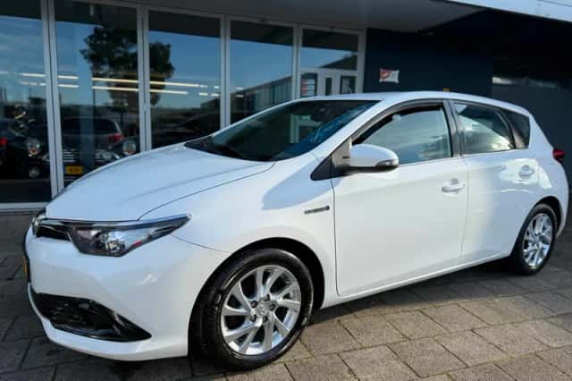 Toyota Auris (2015) thumbnail 2