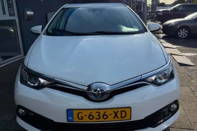 Toyota Auris (2015) thumbnail 3