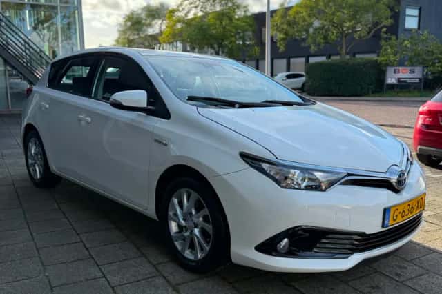 Toyota Auris (2015) thumbnail 4
