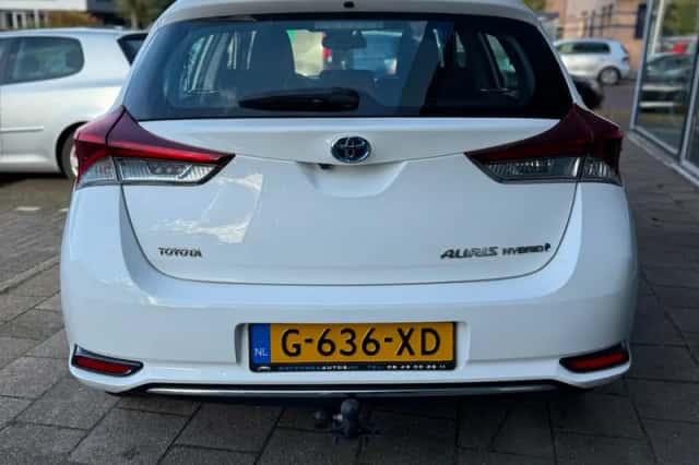 Toyota Auris (2015) thumbnail 6
