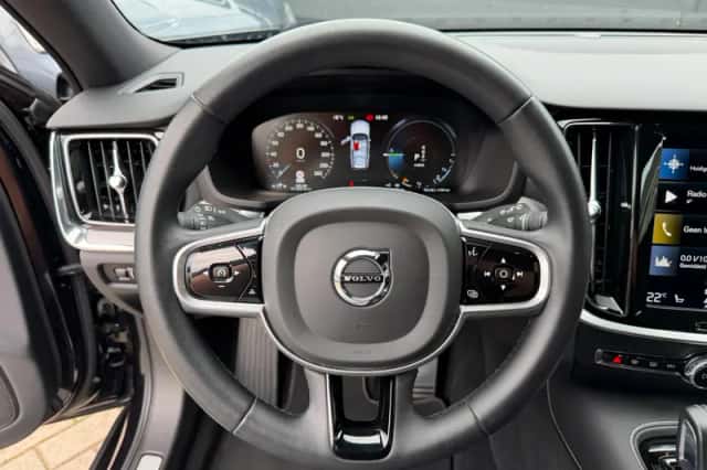 Volvo V60 (2022) thumbnail 1