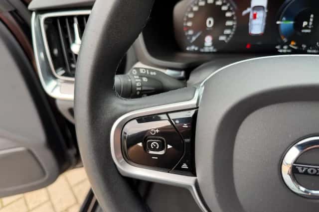 Volvo V60 (2022) thumbnail 2
