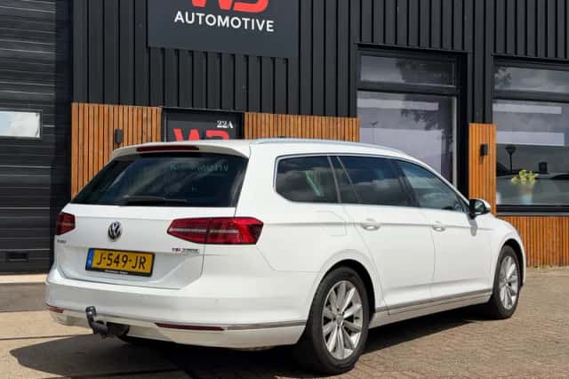 Volkswagen Passat (2017) thumbnail 5