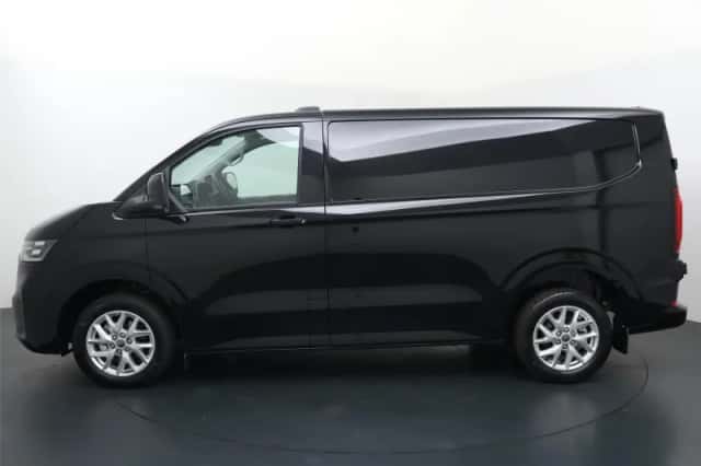 Volkswagen Transporter (2024) thumbnail 2