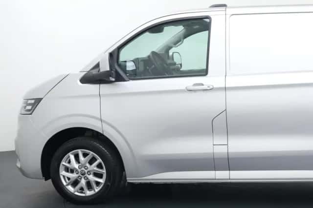 Volkswagen Transporter (2024) thumbnail 2