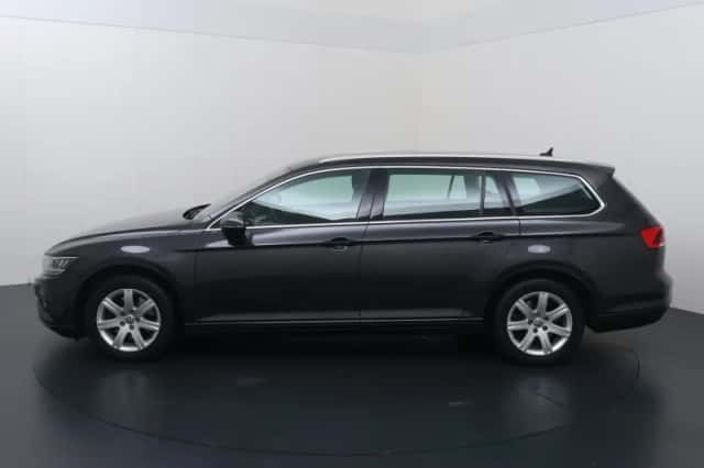 Volkswagen Passat (2022) thumbnail 2