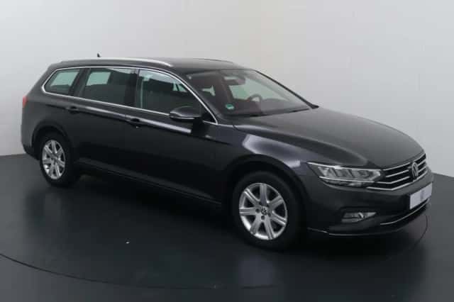 Volkswagen Passat (2022) thumbnail 3