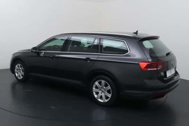 Volkswagen Passat (2022) thumbnail 4