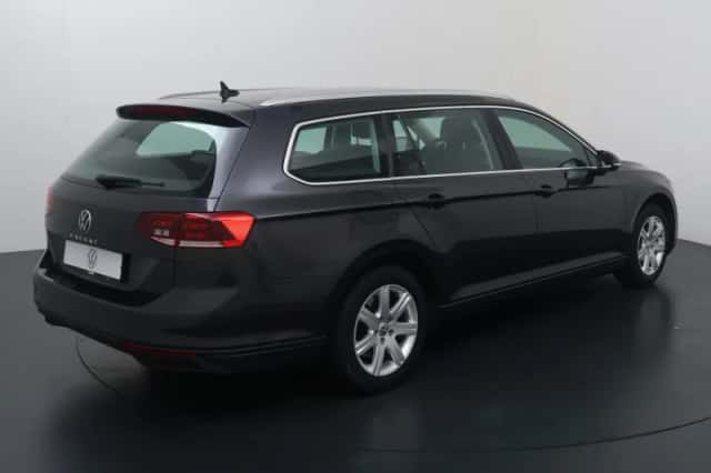Volkswagen Passat (2022) thumbnail 5