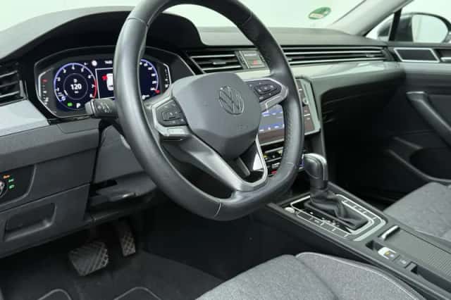 Volkswagen Passat (2022) thumbnail 6
