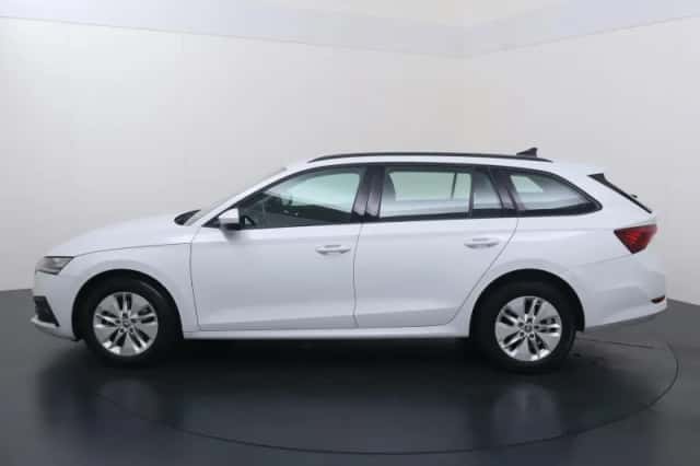 Škoda Octavia (2022) thumbnail 2