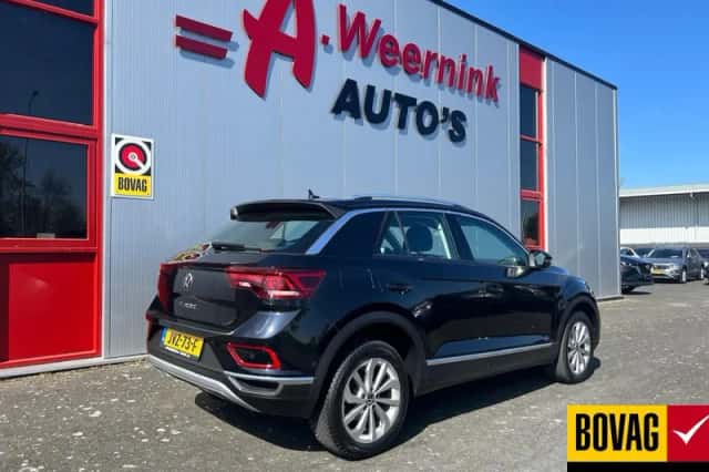 Volkswagen T-Roc (2023) thumbnail 3